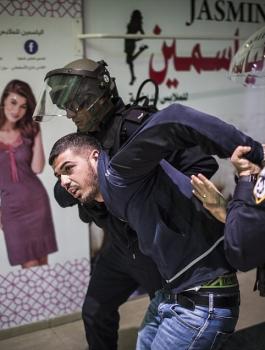 الاحتلال يعتقل 3 فتية بالقدس ويحاول إزالة يافطة تهنئة بالشهر الفضيل في سلوان