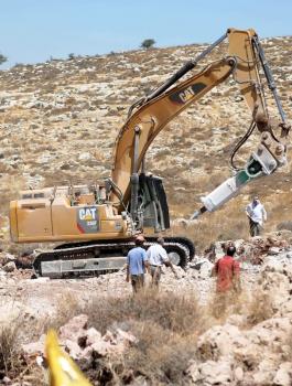 الاستيلاء على اراضي الفلسطينيين في الضفة الغربية