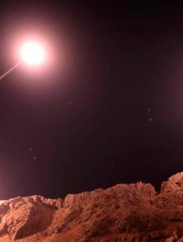 الحرس الثوري الايراني يقصف حاملة طائرات امريكية 