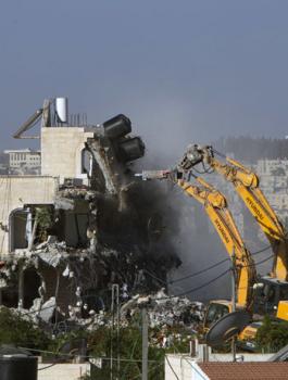 بلدية الاحتلال في القدس توزع أوامر استدعاء لعدد من أصحاب المنازل