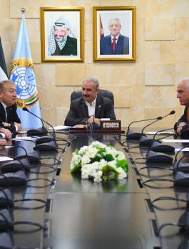 اشتية خلال لقاء ممثلي القطاع الخاص في الخليل