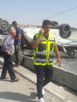 انقلاب حافلة على طريق العيزرية 