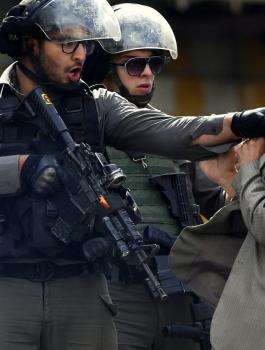 اعتقال مسن في الخليل 