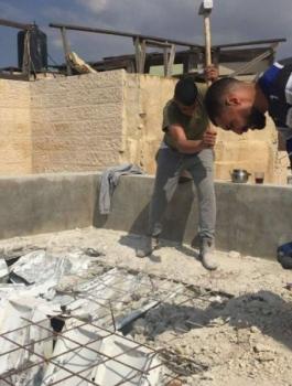 اجبار عائلة فلسطينية على هدم منزلها ذاتيا 
