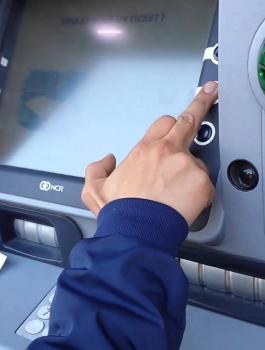  هكذا سرق شاب صديقه عن طريق صرافه الآلي بالخليل