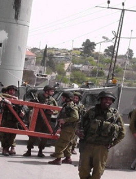 صورة أرشيفية لجنود الاحتلال بالقرب من نقطة التفتيش بالقرب من طريق النبي يونس 