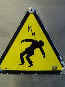 مصرع فتى في محل دهانات بالخليل 