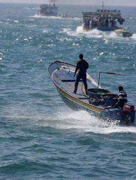الاحتلال يهاجم مراكب الصيد في غزة 