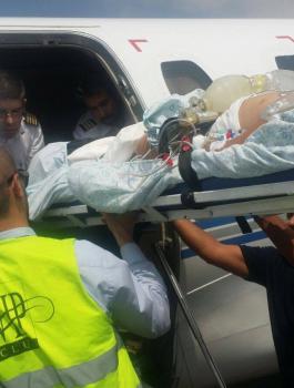 بالصور : وصول طفل فلسطيني من بيت لحم عبر طائرة خاصة للعلاج في بيت لحم 