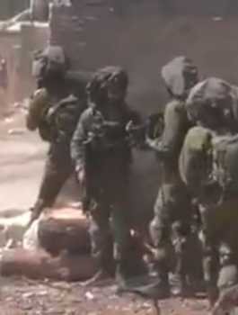 ضابط اسرائيلي يضرب جنوده 