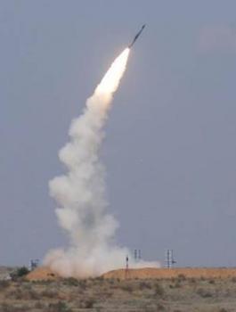 الحوثيون يطلقون صواريخ باليستية 