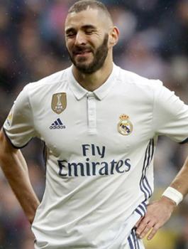 بنزيما امام فالنسيا 