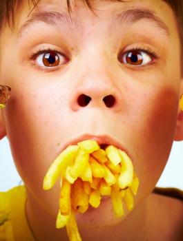 دراسة: تناول الأطفال للوجبات السريعة يجعلهم أكثر عرضة لأمراض القلب والسكري