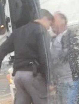 شرطي اسرائيل يعتدي على فلسطيني في القدس 