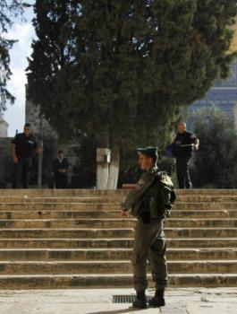 ابعاد فلسطينيين عن المسجد الأقصى 