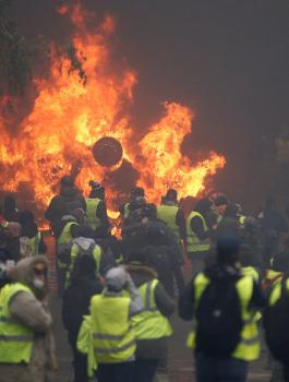 السترات الصفراء في فرنسا 