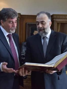 سوريا تهدي الرئيس الفلسطيني مصحفا مكتوبا بماء الذهب 