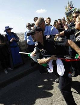 الحكومة: اعتداء الاحتلال على احتفالات أحد الشعانين مساساً بالمقدسات والتراث الروحي