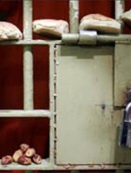 خمسة أسرى في سجن "عوفر" ينضمون للإضراب