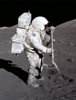 ناسا وماء على سطح القمر 