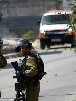 اصابة عاملين برصاص الاحتلال على حاجز برطعة 