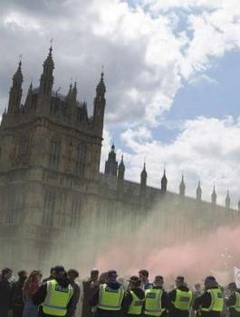 غاز مجهول يهدد شوارع لندن!