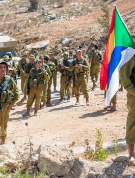 بالفيديو.. ضباط اسرائيليون ينهالون بالضرب والإهانات على جندي درزي