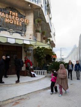 فندق امام الجدار العازل في بيت لحم 