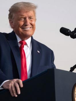 ترامب والنساء الجميلات 