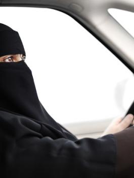 سعودية تتسبب بحادث سير 