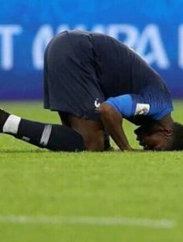 بوغبا أول لاعب في نهائي المونديال يسجد