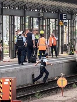 رجل يقتل طفلا بأبشع طريقة بمحطة قطارات