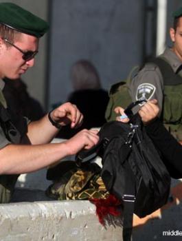 israeli-soldiers-checkpoint-palestinian-girl