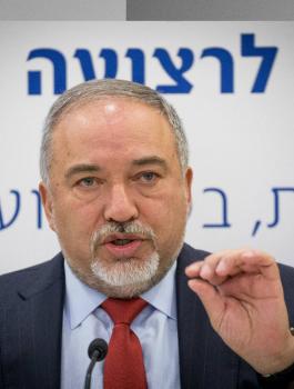 ليبرمان والخان الاحمر 