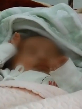 لبناني رمى طفلته في الشارع 