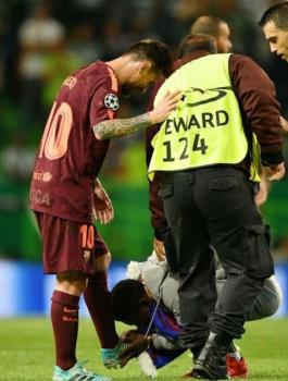 شاهد: مشجع يقتحم الملعب ويقبِّل قدم ميسي.. والجمهور يهتف لرونالدو!