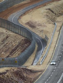 الاحتلال يعلن اعتقال 4 فلسطينين بحوزتهم أسلحة وسكاكين تسللوا من قطاع غزة