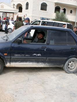 اتلاف مركبات غير قانونية في الخليل 