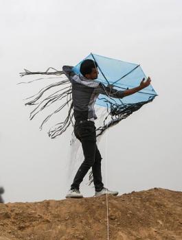 الطائرات الورقية الحارقة 