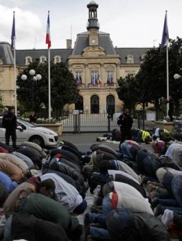 السلطات الفرنسية تعلن أنها ستمنع المسلمين من الصلاة في أحد شوارع باريس