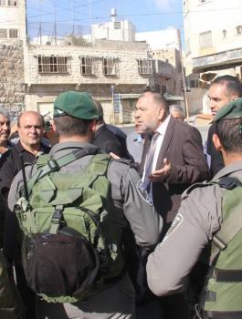 مستوطن مسلح يهدد بقتل رئيس بلدية الخليل 