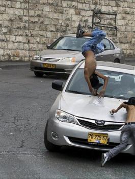 مستوطن يدهس فلسطينياً ويلوذ بالفرار