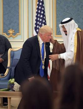 الملك سلمان يقلد ترمب أرفع وسام سعودي