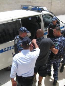 القبض على 3 اشقاء متهمين بقضايا نصب واحتيال 