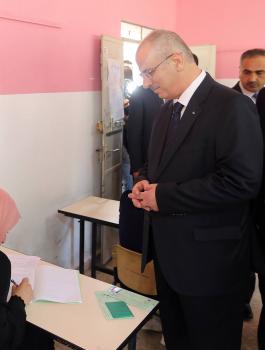 رئيس الوزراء يتفقد قاعات امتحان الثانوية العامة