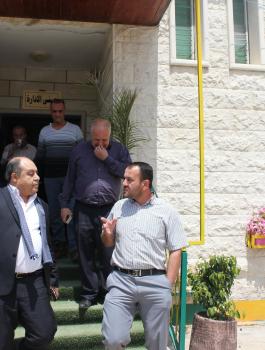 محافظ جنين ومكب زهرة الفنجان 
