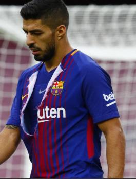 سواريز يشق ملابسه ويغادر مباراة لاس بالماس قبل نهايتها