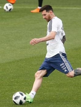 الرئيس يشكر الرجوب والمنتخب الأرجنتيني على إلغاء مباراة ضد دولة الاحتلال