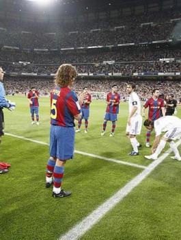 برشلونة يقف احتراما لريال مدريد 