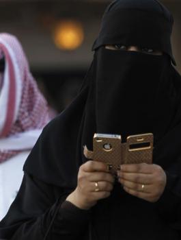 جلد سعودي بسبب رسائل واتساب 